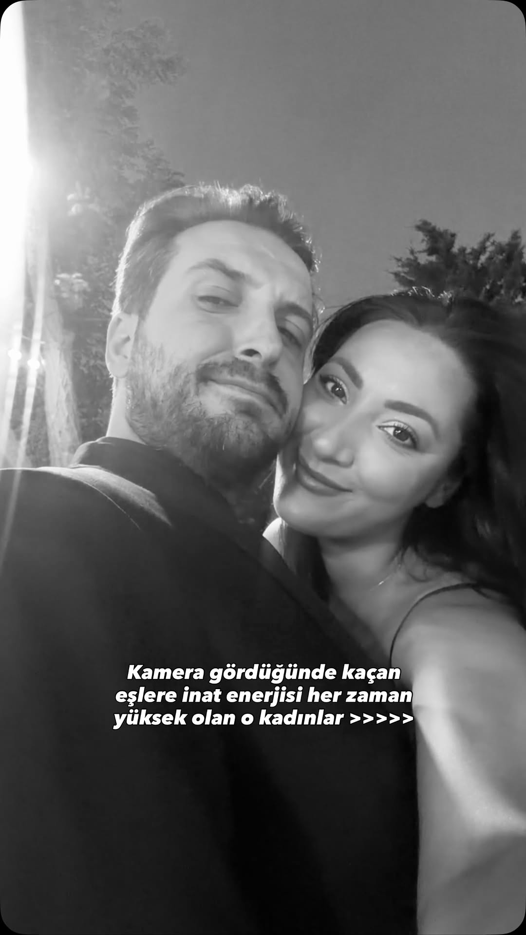 Enerjisi yüksek olan kadın ve kameralardan kaçan erkek 